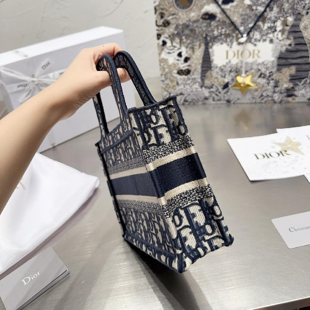 2025 Bag Classic Tote Bag W94