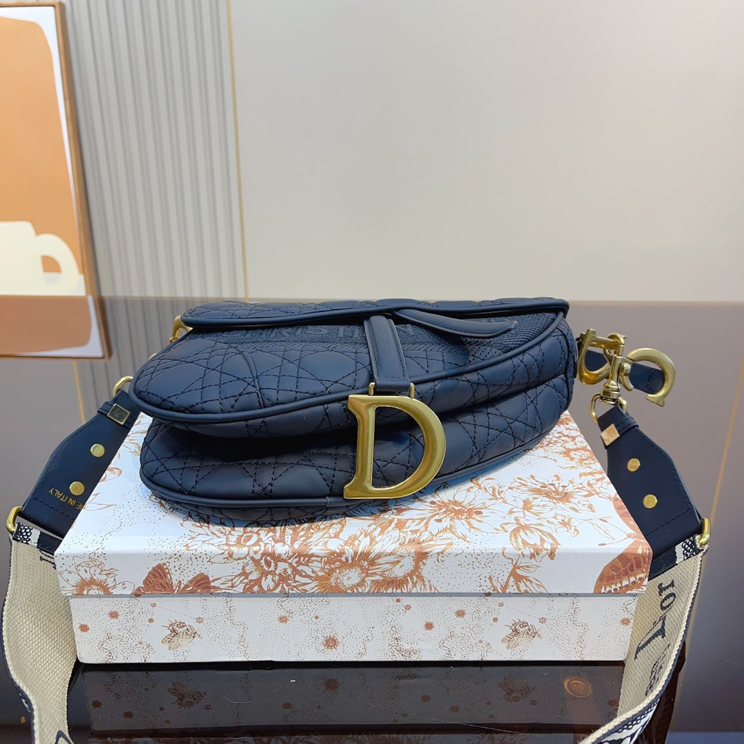 2025 Bag Fashion Ringer Scrub Saddle Bag