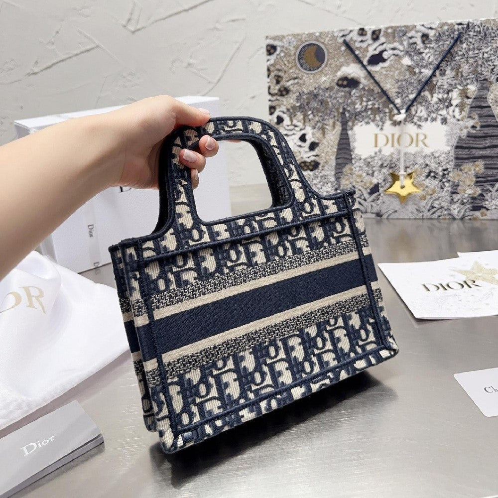 2025 Bag Classic Tote Bag W94