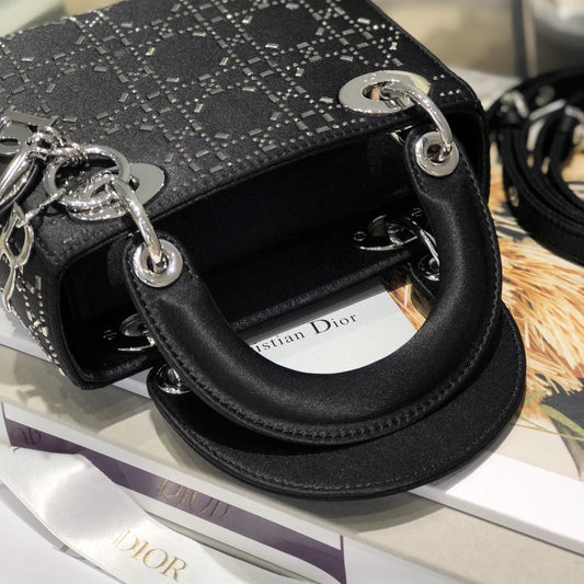 2025 Bag Classic Top-handle Bag D31