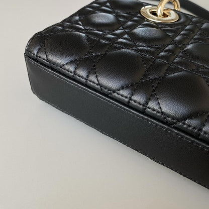 2025 Bag Classic Top-handle Bag W91