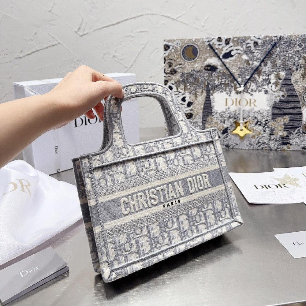 2025 Bag Classic Tote Bag W94